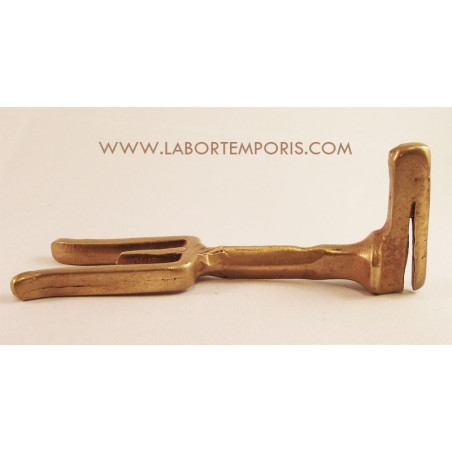 Roman crest holder