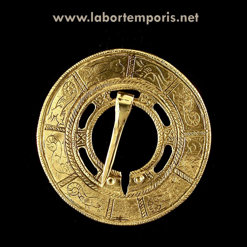 Pennannular brooch