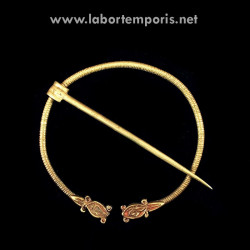 Pennannular brooch