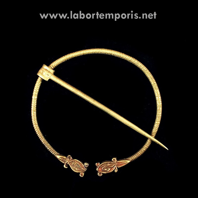 Pennannular brooch