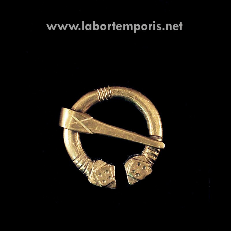 Pennannular brooch